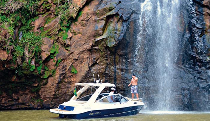 Chavantes: banho de cachoeira sem sair do barco.