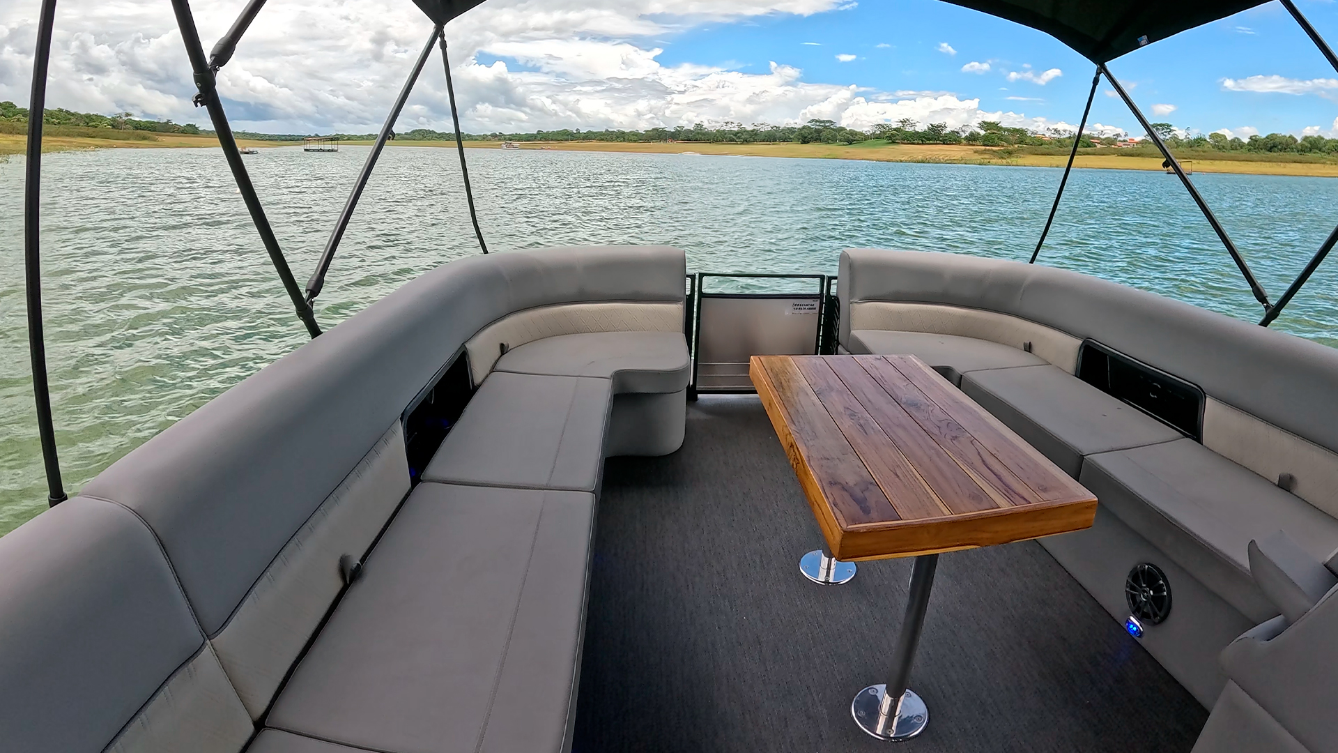 VCAT Pontoon Aurora 900UP