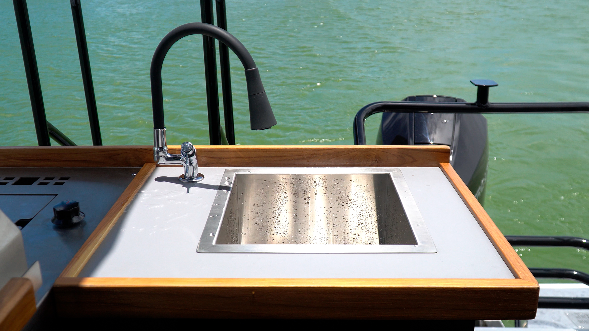 VCAT Pontoon Aurora 900UP