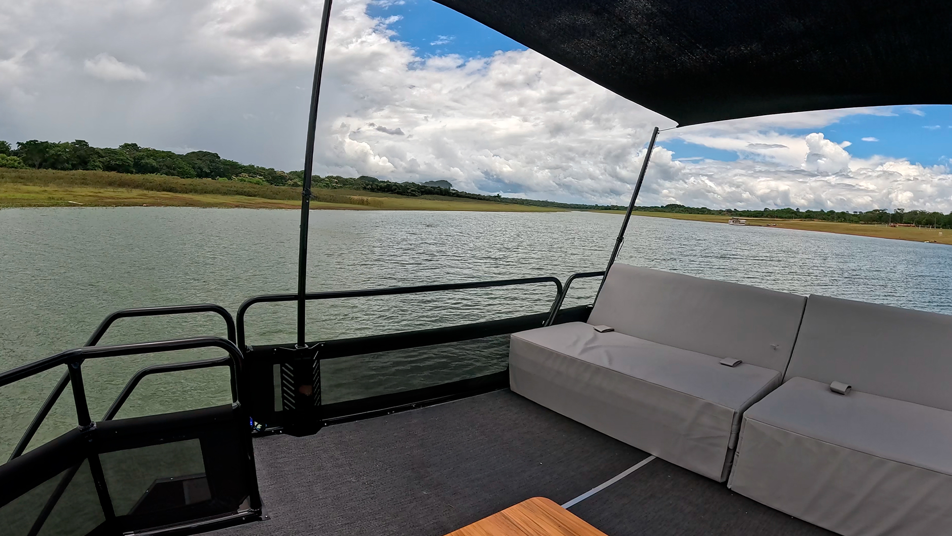 VCAT Pontoon Aurora 900UP