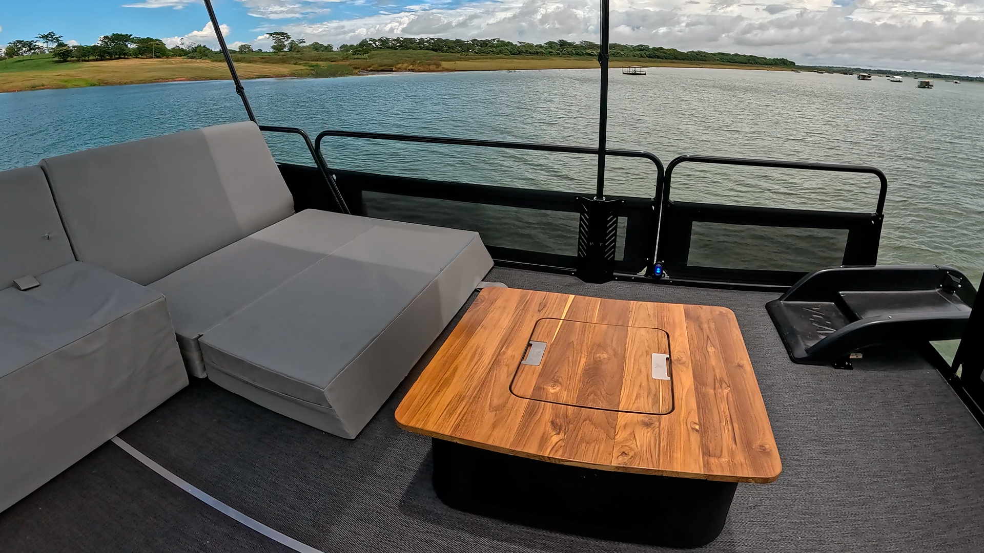 VCAT Pontoon Aurora 900UP