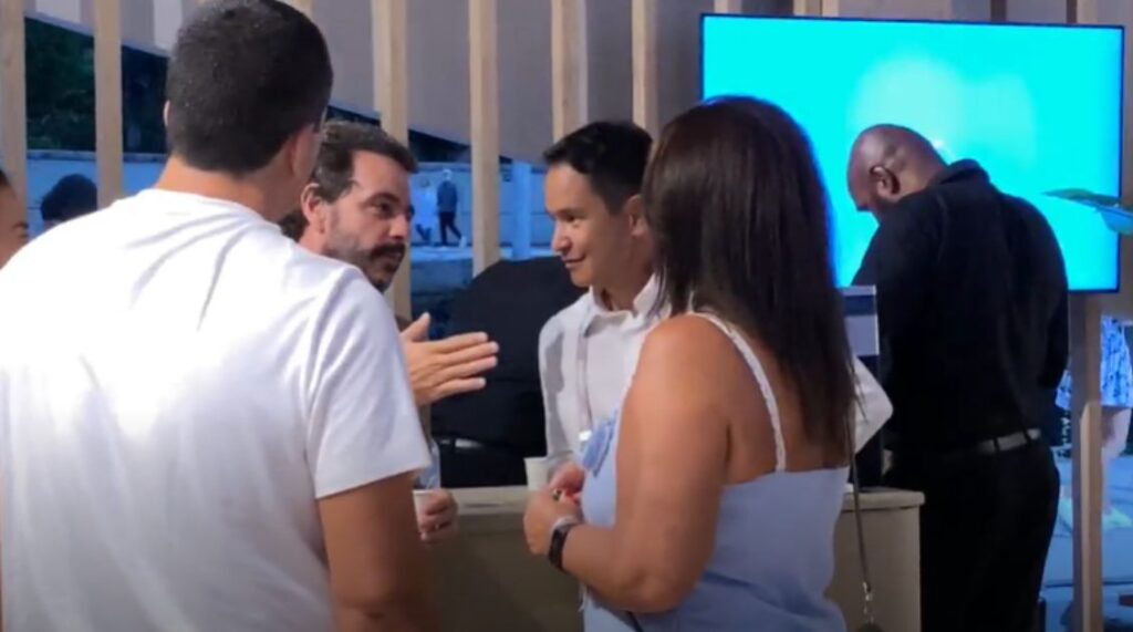Consultores All Flags em negociação direta no stand
