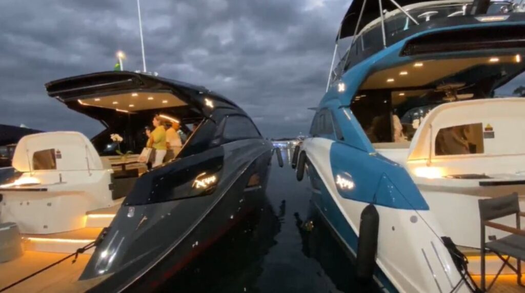 Visão panorâmica do stand com barcos na água - RIO BOAT SHOW 2026