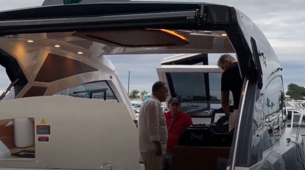 Visitantes conhecendo o cockpit de uma das embarcações expostas